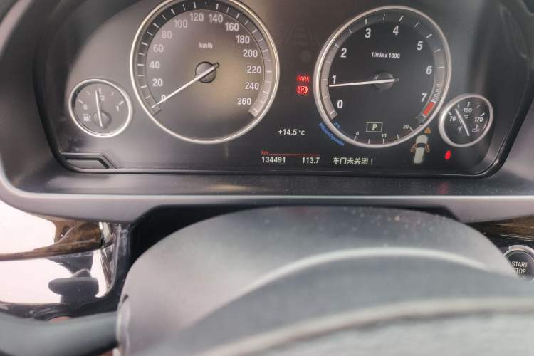 Used BMW X5 2015 xDrive28i Odometer Close Up