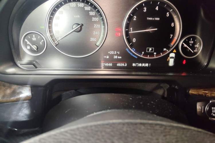 Used BMW X5 2015 xDrive28i Odometer Close Up