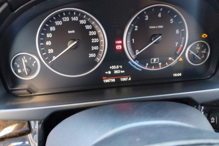 Used BMW X5 2015 xDrive28i Odometer Close Up
