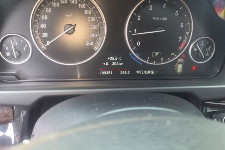 Used BMW X5 2015 xDrive28i Odometer Close Up