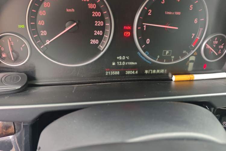 Used BMW X5 2015 xDrive28i Odometer Close Up