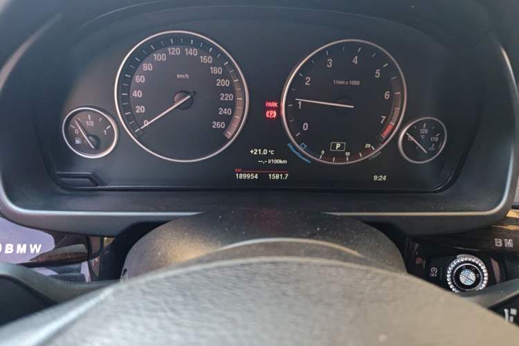 Used BMW X5 2015 xDrive28i Odometer Close Up