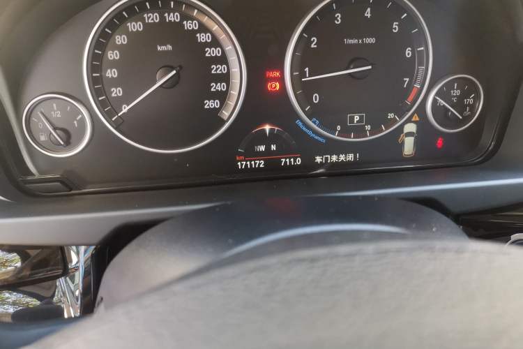 Used BMW X5 2015 xDrive28i Odometer Close Up