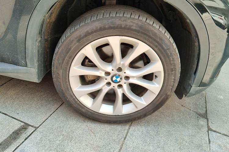 Used BMW X5  Right Front Wheel Hub