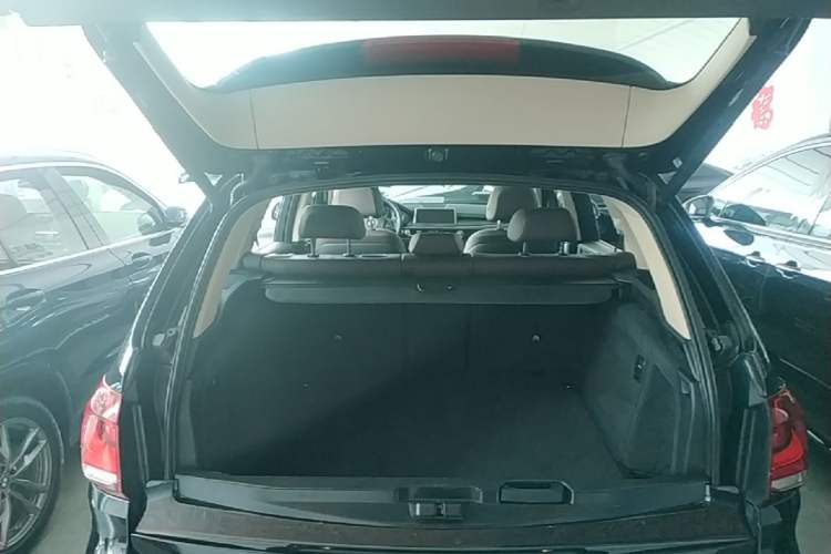 Used BMW X5 2015 xDrive28i Trunk