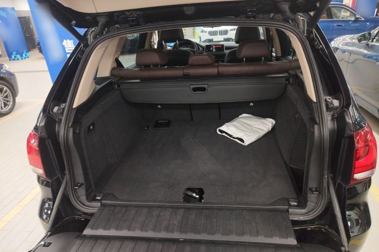 Used BMW X5 2015 xDrive28i Trunk