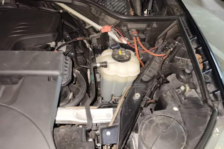 Used BMW X5 2015 xDrive28i Engine Bay Left