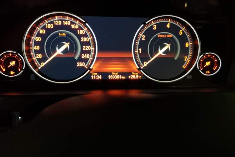 Used BMW X5 2015 xDrive28i Odometer Close Up