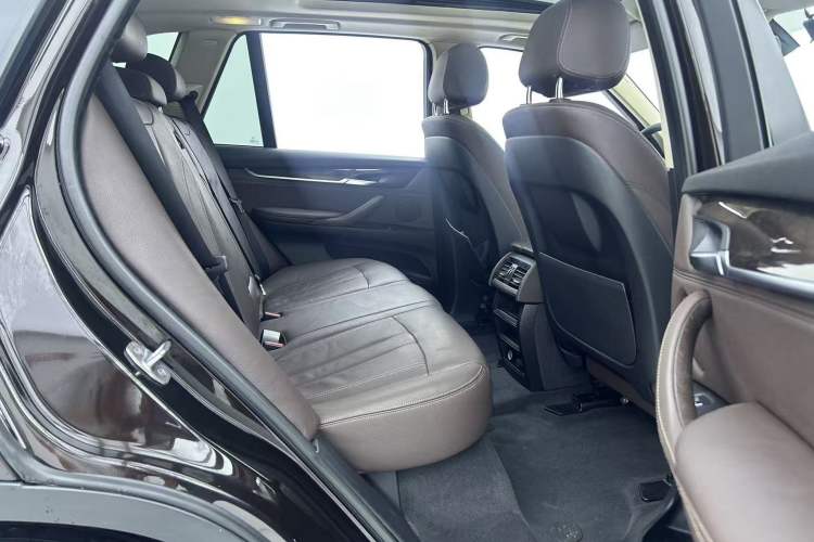 Used BMW X5 2015 xDrive28i Interior 4