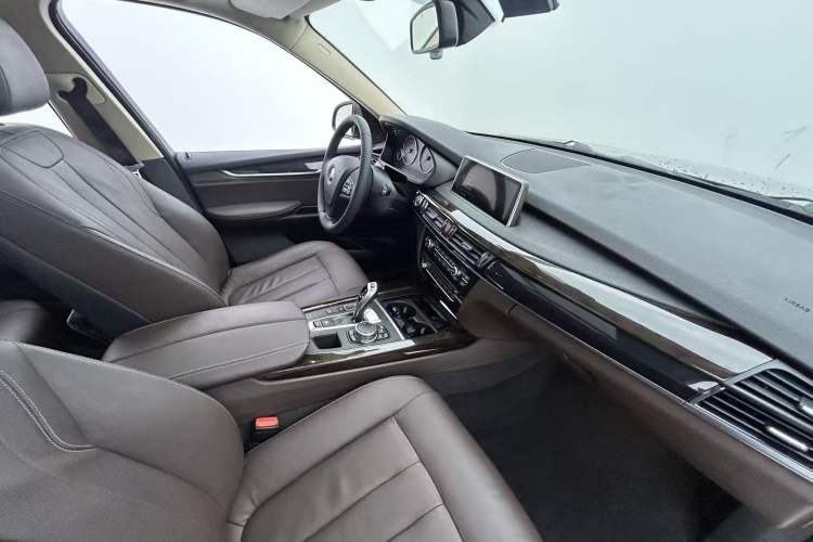 Used BMW X5 2015 xDrive28i Interior 6
