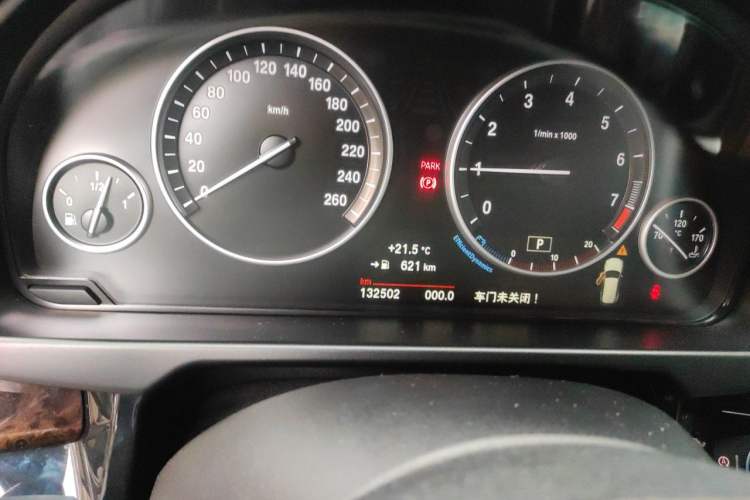 Used BMW X5 2015 xDrive28i Odometer Close Up