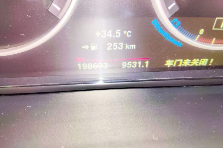 Used BMW X5 2015 xDrive28i Odometer Close Up