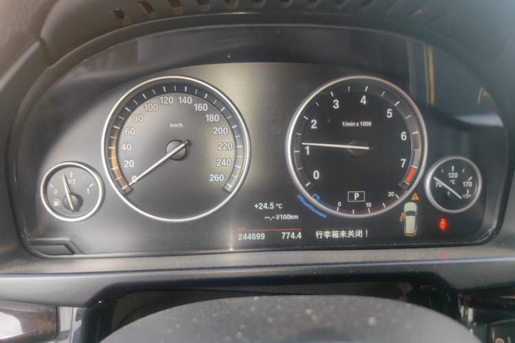 Used BMW X5 2015 xDrive28i Odometer Close Up