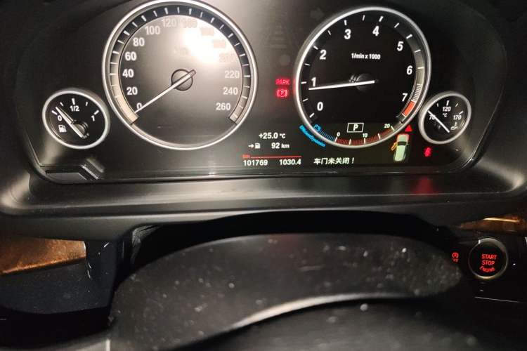 Used BMW X5 2015 xDrive28i Odometer Close Up