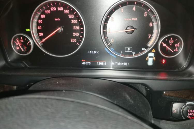 Used BMW X5 2015 xDrive28i Odometer Close Up