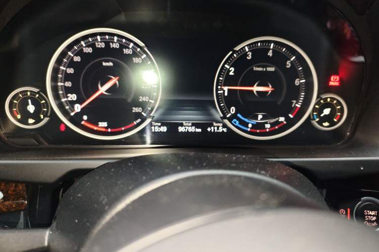 Used BMW X5 2015 xDrive28i Odometer Close Up