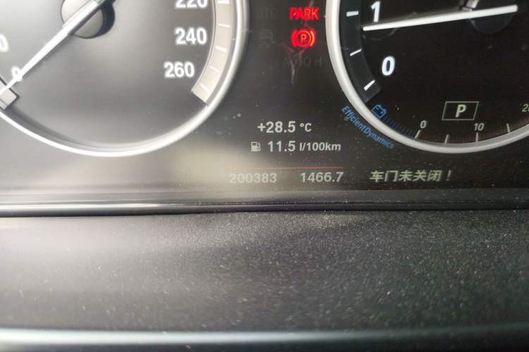 Used BMW X5 2015 xDrive28i Odometer Close Up