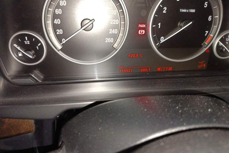 Used BMW X5 2015 xDrive28i Odometer Close Up