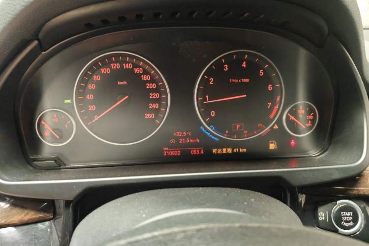 Used BMW X5 2015 xDrive28i Odometer Close Up