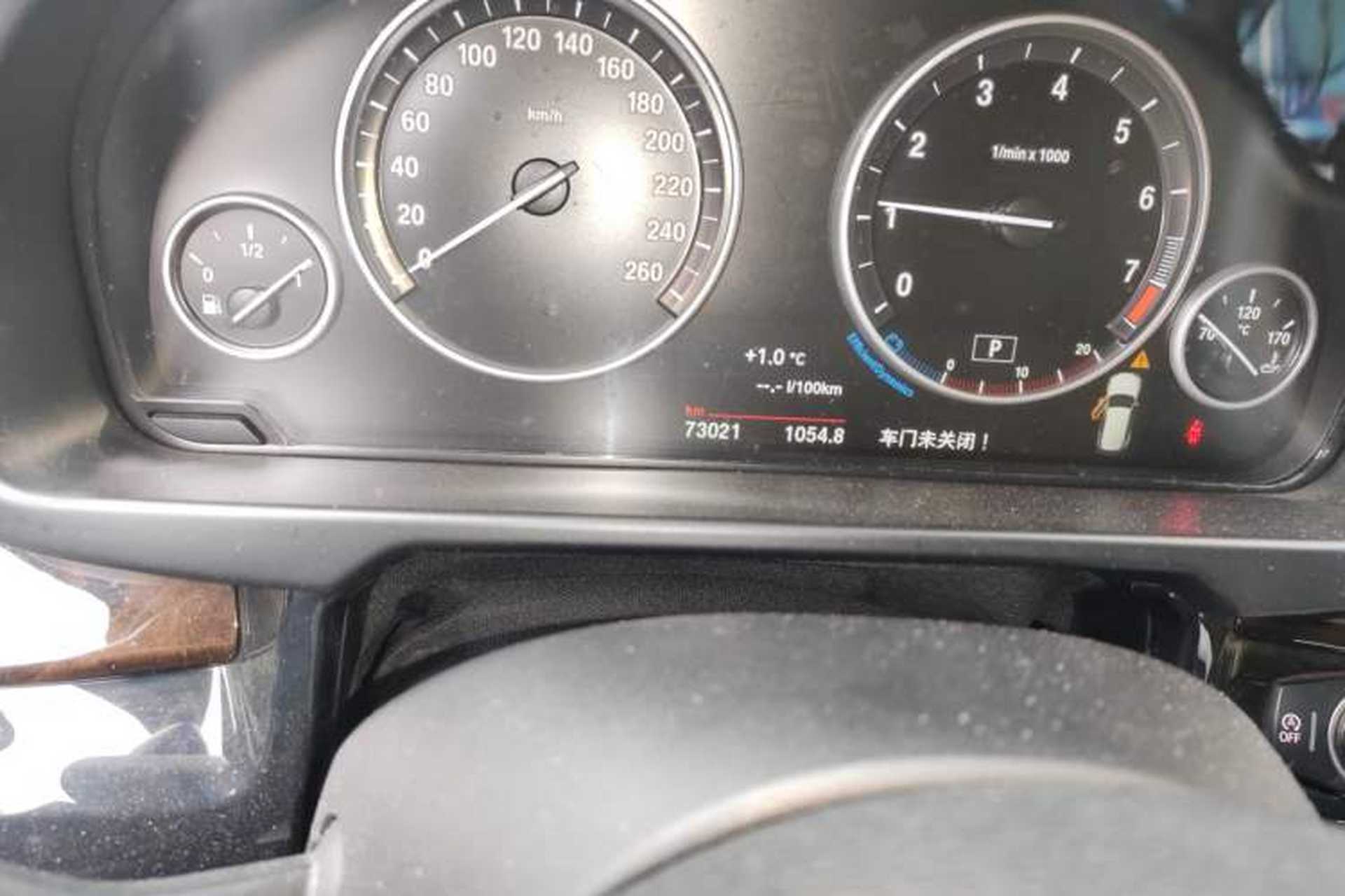 Used BMW X5 2015 xDrive28i Odometer Close Up