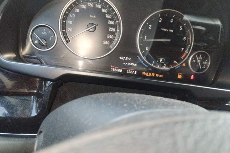 Used BMW X5 2015 xDrive28i Odometer Close Up