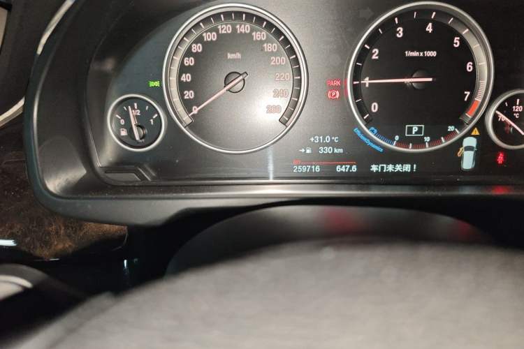 Used BMW X5 2015 xDrive28i Odometer Close Up