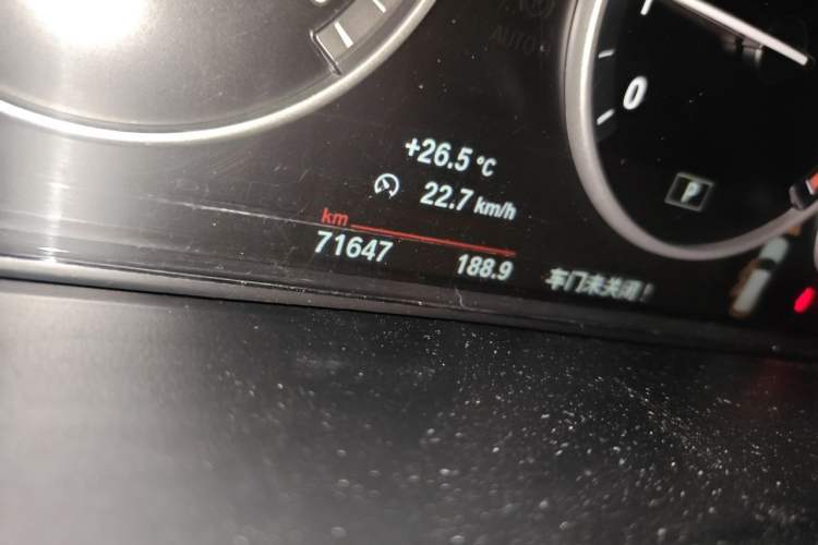 Used BMW X5 2015 xDrive28i Odometer Close Up