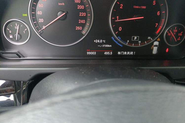 Used BMW X5 2015 xDrive28i Odometer Close Up