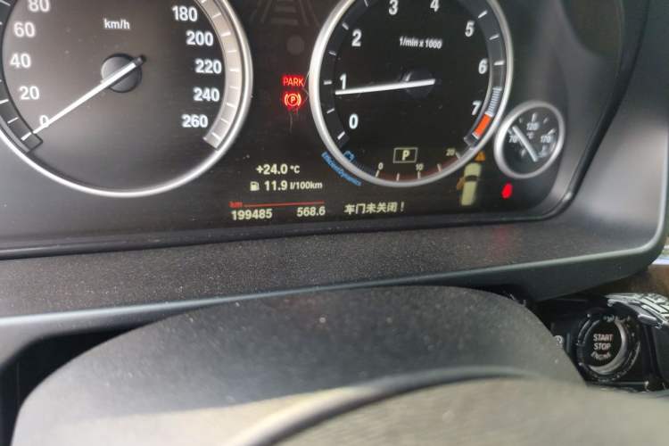 Used BMW X5 2015 xDrive28i Odometer Close Up