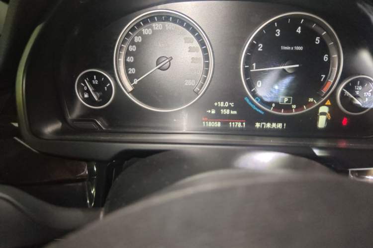 Used BMW X5 2015 xDrive28i Odometer Close Up