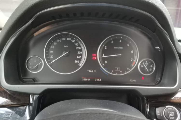 Used BMW X5 2015 xDrive28i Odometer Close Up
