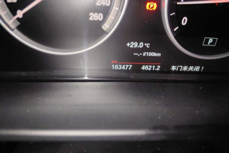 Used BMW X5 2015 xDrive28i Odometer Close Up