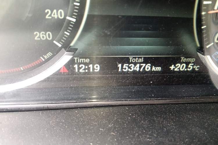 Used BMW X5 2015 xDrive28i Odometer Close Up