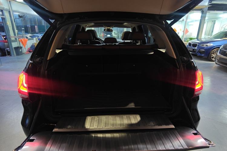 Used BMW X5 2015 xDrive35i U.S. specification Trunk