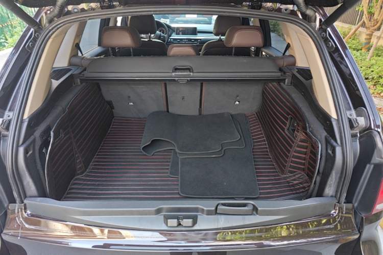 Used BMW X5 2015 xDrive28i Trunk