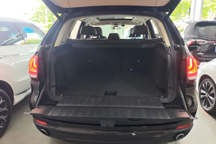 Used BMW X5 2015 xDrive28i Trunk