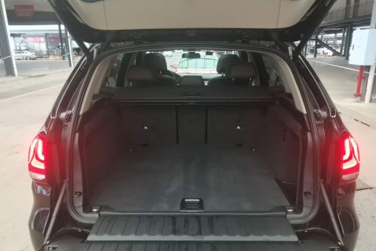 Used BMW X5 2015 xDrive28i Trunk