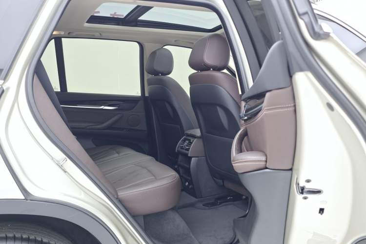 Used BMW X5 2015 xDrive28i Interior 5