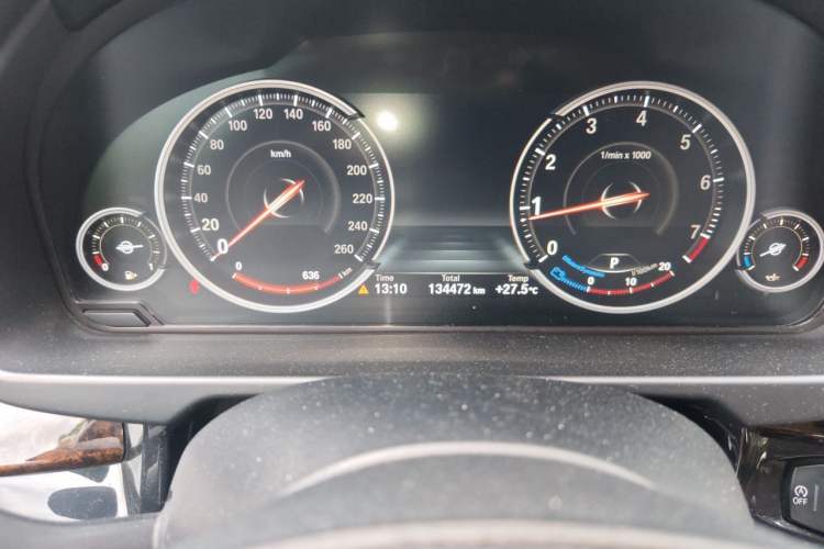 Used BMW X5 2015 xDrive28i Odometer Close Up