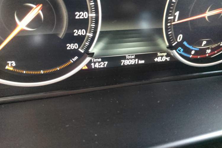 Used BMW X5 2015 xDrive28i Odometer Close Up