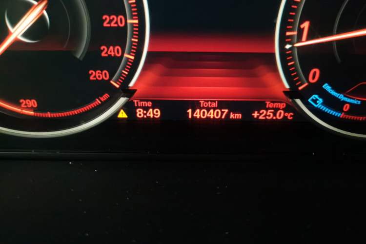 Used BMW X5 2015 xDrive28i Odometer Close Up