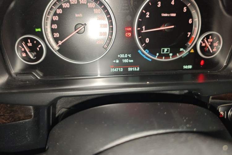 Used BMW X5 2015 xDrive28i Odometer Close Up