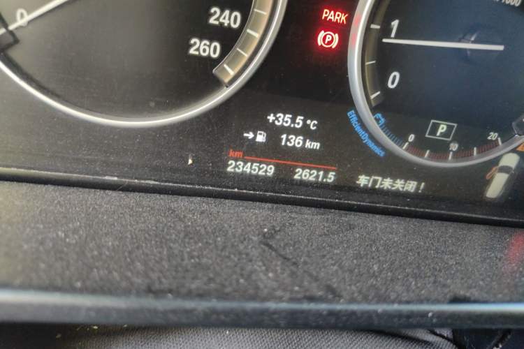 Used BMW X5 2015 xDrive28i Odometer Close Up