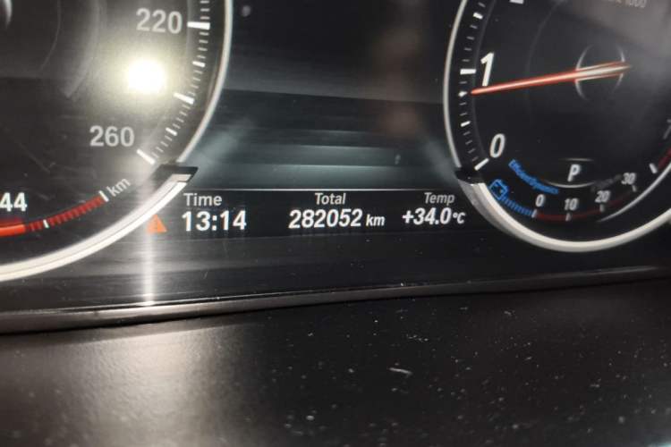 Used BMW X5 2015 xDrive28i Odometer Close Up