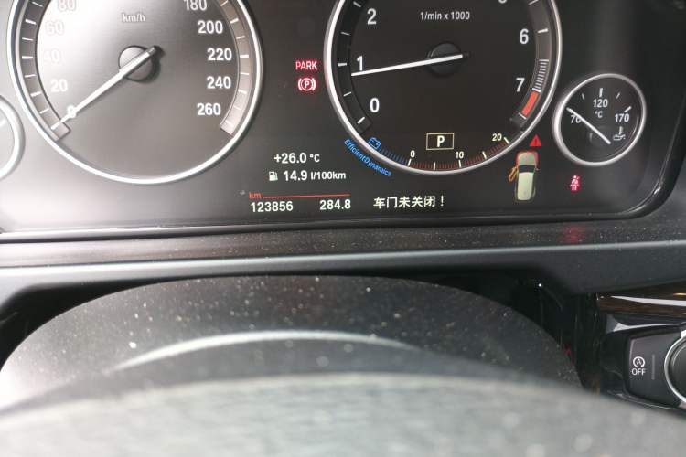 Used BMW X5 2015 xDrive28i Odometer Close Up