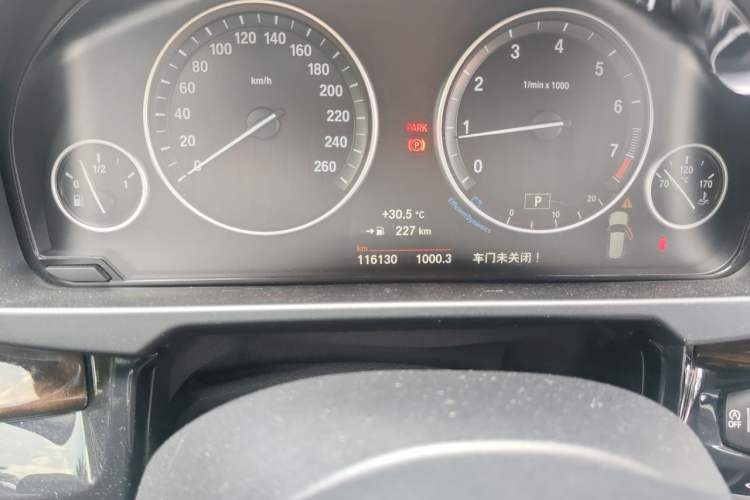 Used BMW X5 2015 xDrive28i Odometer Close Up