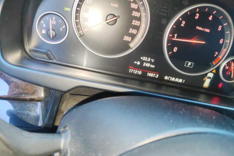 Used BMW X5 2015 xDrive28i Odometer Close Up