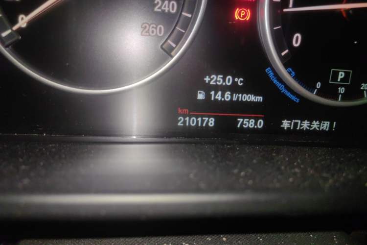 Used BMW X5 2015 xDrive28i Odometer Close Up