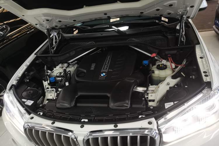 Used BMW X5 2015 xDrive35i U.S. specification Engine Bay