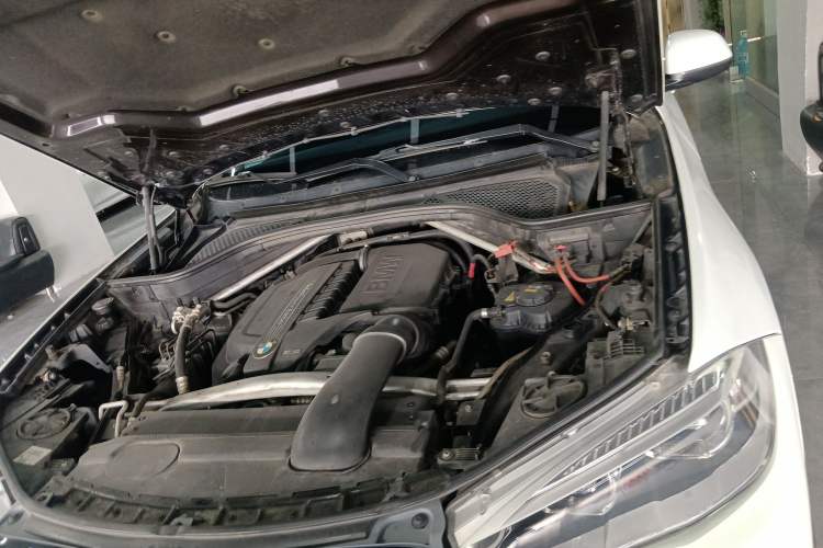 Used BMW X5 2015 xDrive35i Middle East version Engine Bay